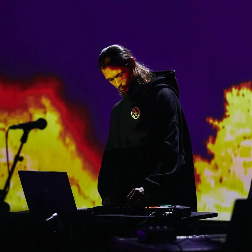 R.Hz — live